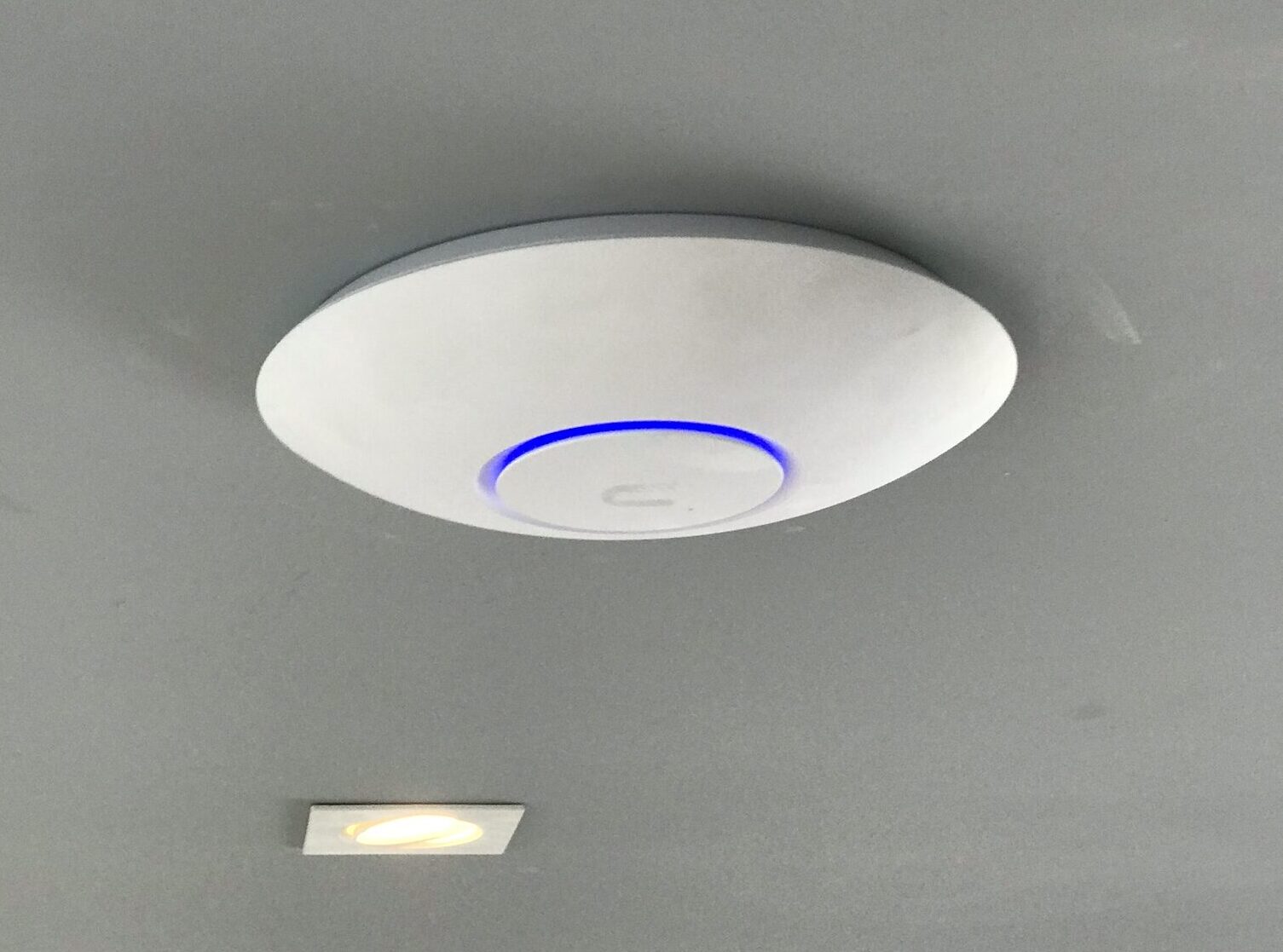 Ubiquiti UniFi, garantindo cobertura total e performance excepcional em todos os ambientes da residência.