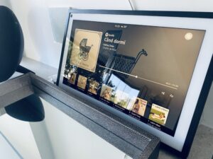 Esqueça controles remotos perdidos, aplicativos complicados ou painéis cheios de botões. Com Alexa, você controla sua casa da forma mais natural possível: conversando.